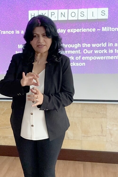 Top Life Coach in Dubai, Anita Raina at a hypnotherapy session